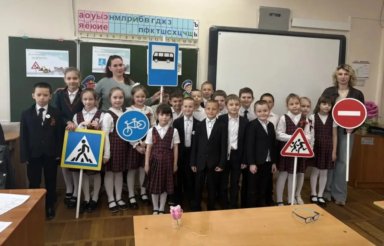 🚸 Родительский патруль: вместе за безопасность детей на дороге!  В 1 Б классе прошёл «Родительский п