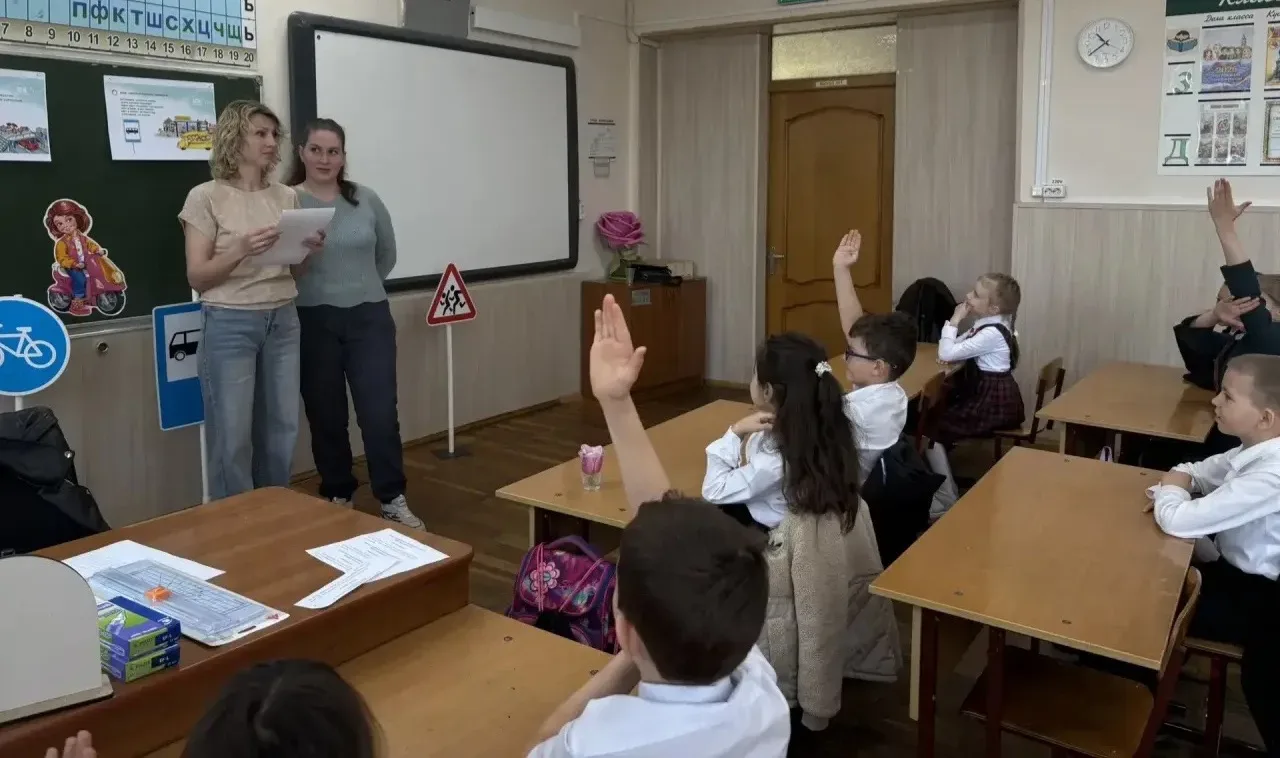 🚸 Родительский патруль: вместе за безопасность детей на дороге!  В 1 Б классе прошёл «Родительский п