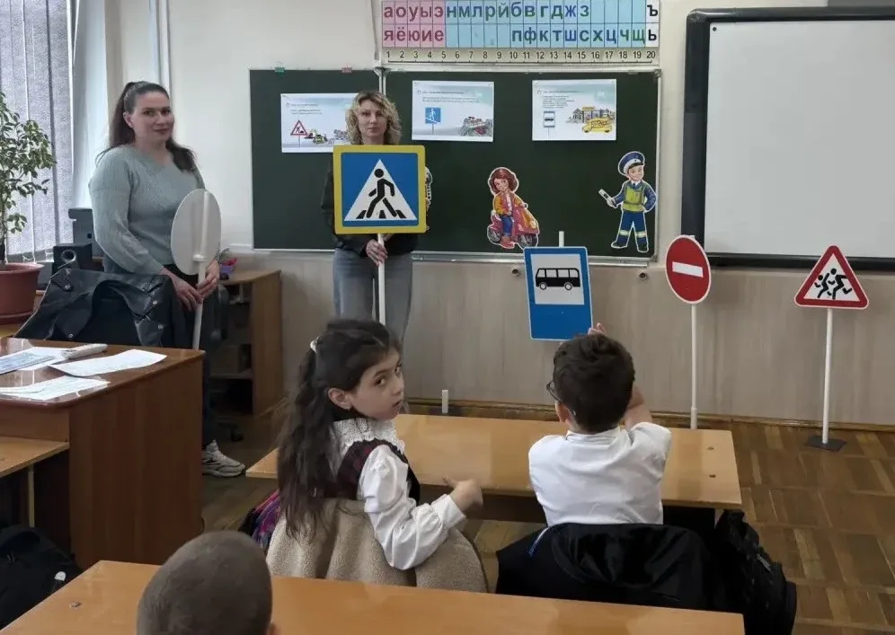 🚸 Родительский патруль: вместе за безопасность детей на дороге!  В 1 Б классе прошёл «Родительский п