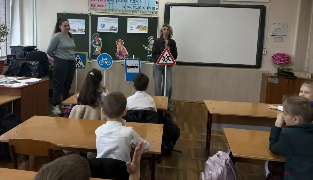 🚸 Родительский патруль: вместе за безопасность детей на дороге!  В 1 Б классе прошёл «Родительский п
