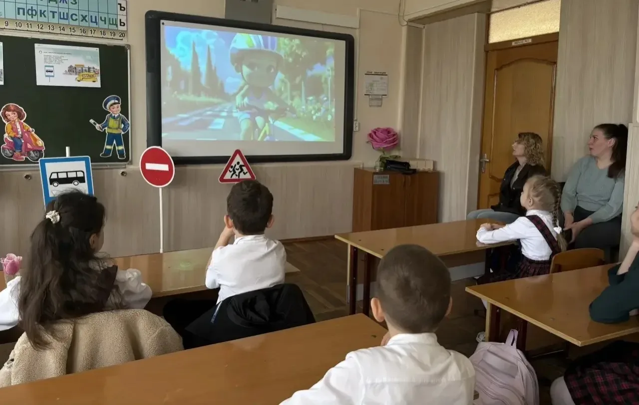 🚸 Родительский патруль: вместе за безопасность детей на дороге!  В 1 Б классе прошёл «Родительский п