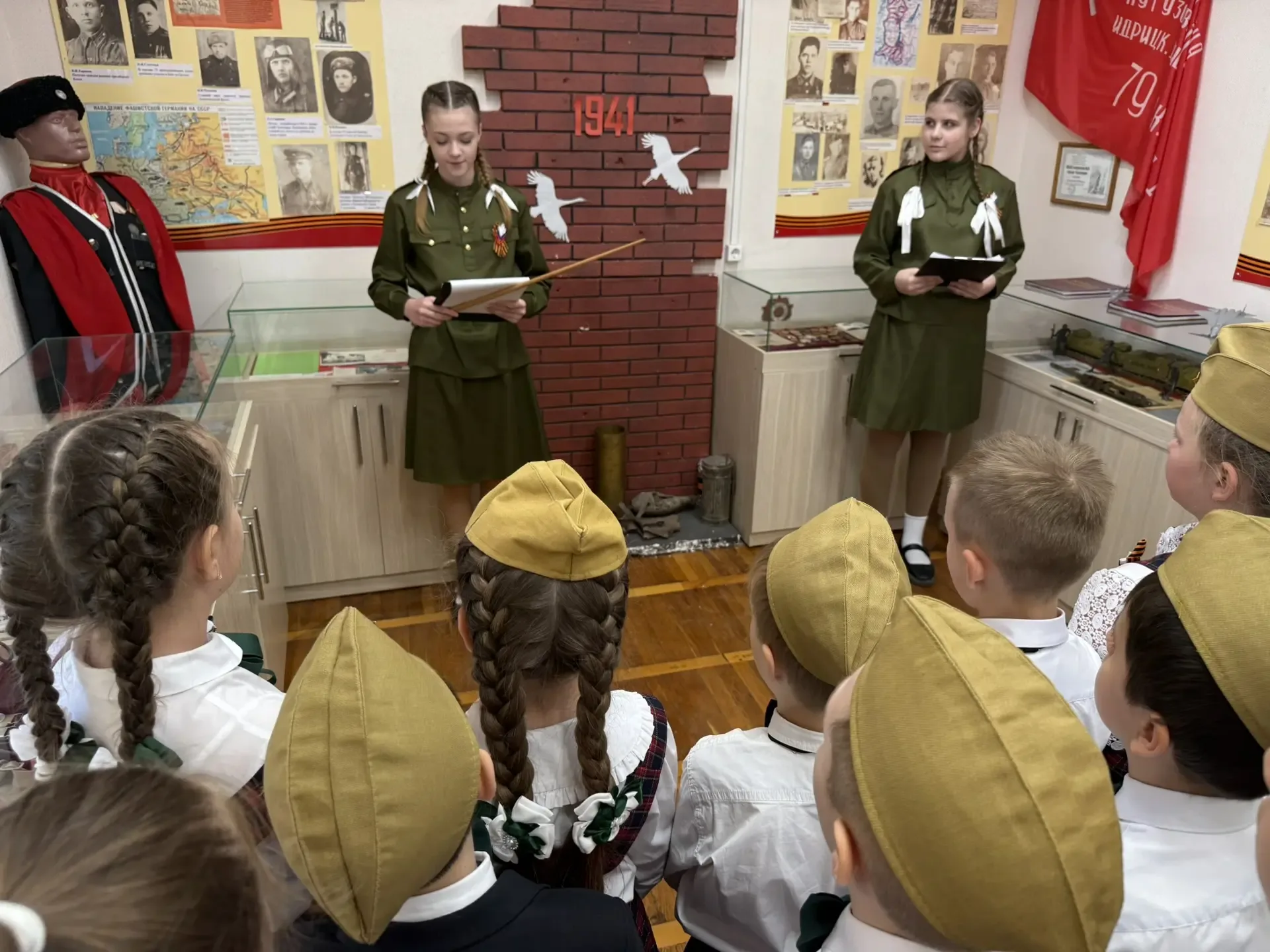 🕊️ В преддверии Дня Победы наши юные экскурсоводы из ✨7«Г» класса провели трогательные экскурсии в м
