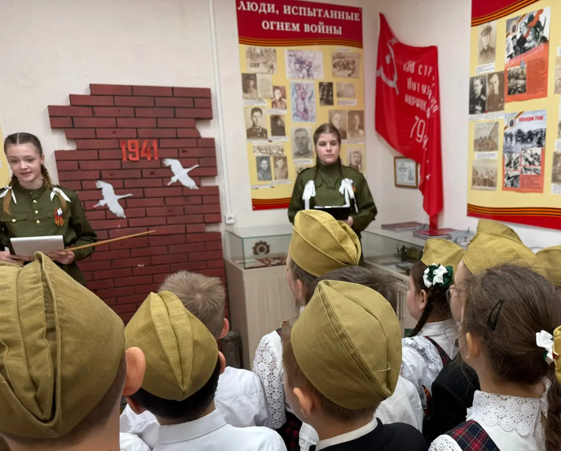 🕊️ В преддверии Дня Победы наши юные экскурсоводы из ✨7«Г» класса провели трогательные экскурсии в м