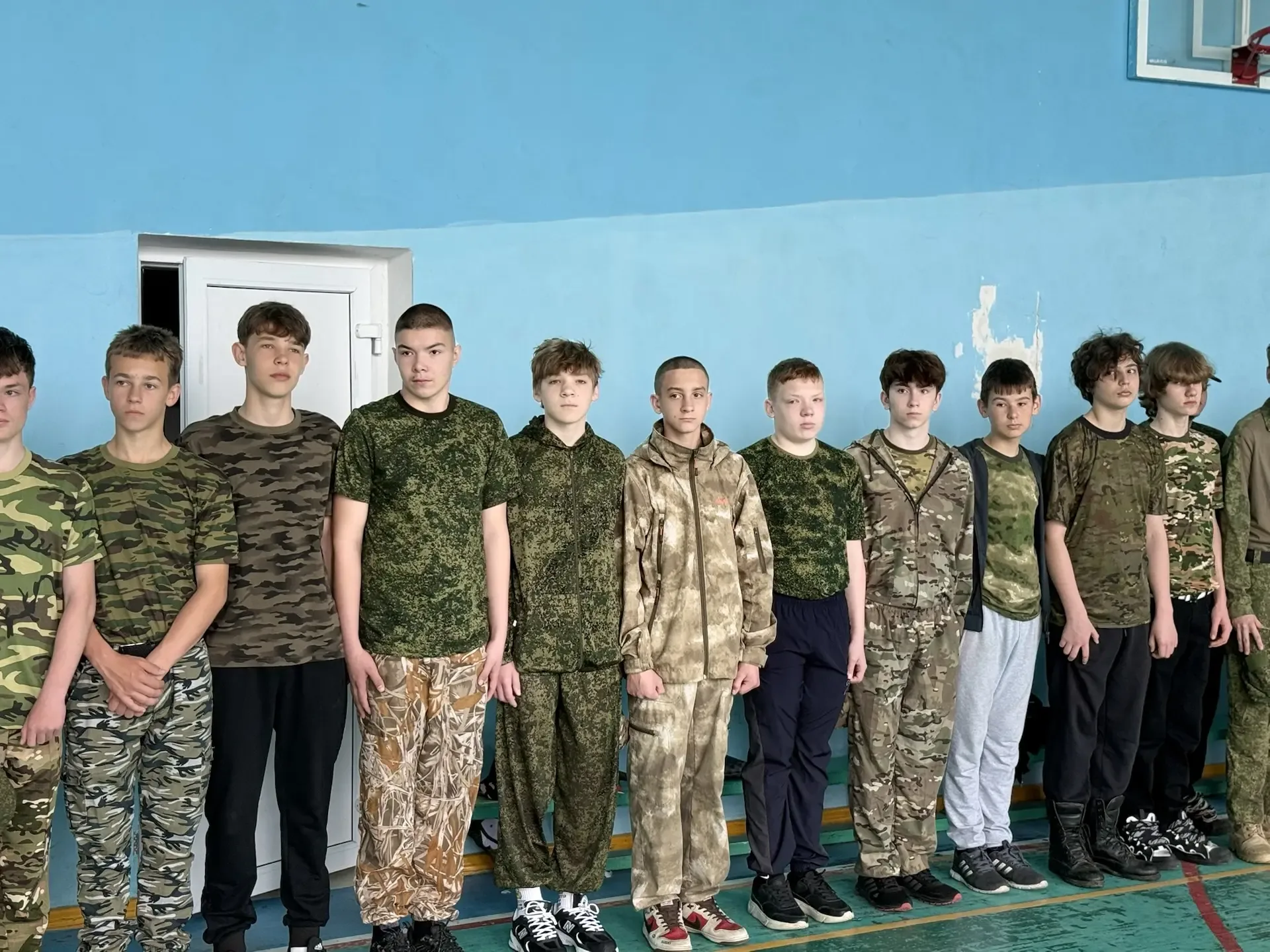 🇷🇺 Учебные сборы для 8-классников: первые шаги в основах защиты Родины!  Сегодня в нашей гимназии ст