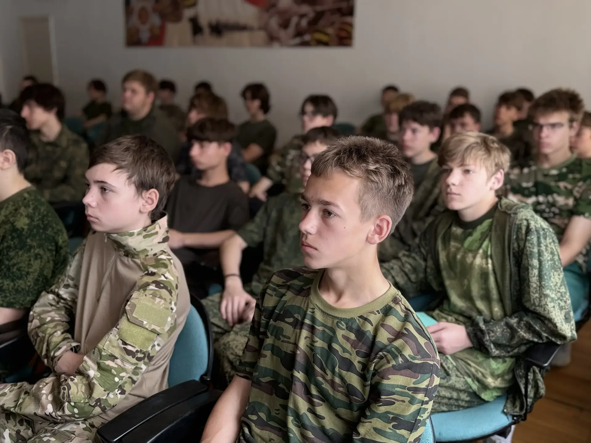 🇷🇺 Учебные сборы для 8-классников: первые шаги в основах защиты Родины!  Сегодня в нашей гимназии ст