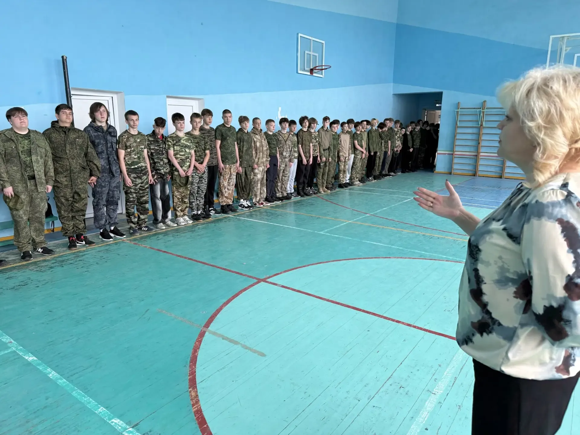 🇷🇺 Учебные сборы для 8-классников: первые шаги в основах защиты Родины!  Сегодня в нашей гимназии ст