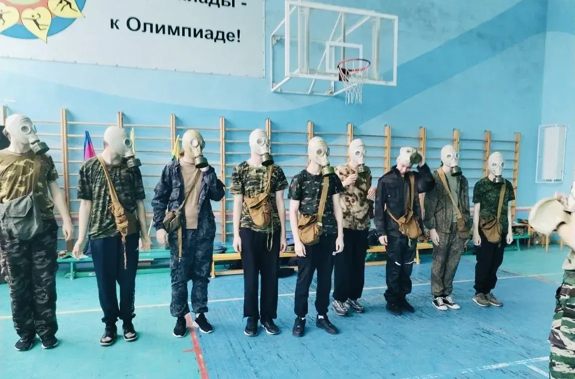 🇷🇺 Учебные сборы для 8-классников: первые шаги в основах защиты Родины!  Сегодня в нашей гимназии ст