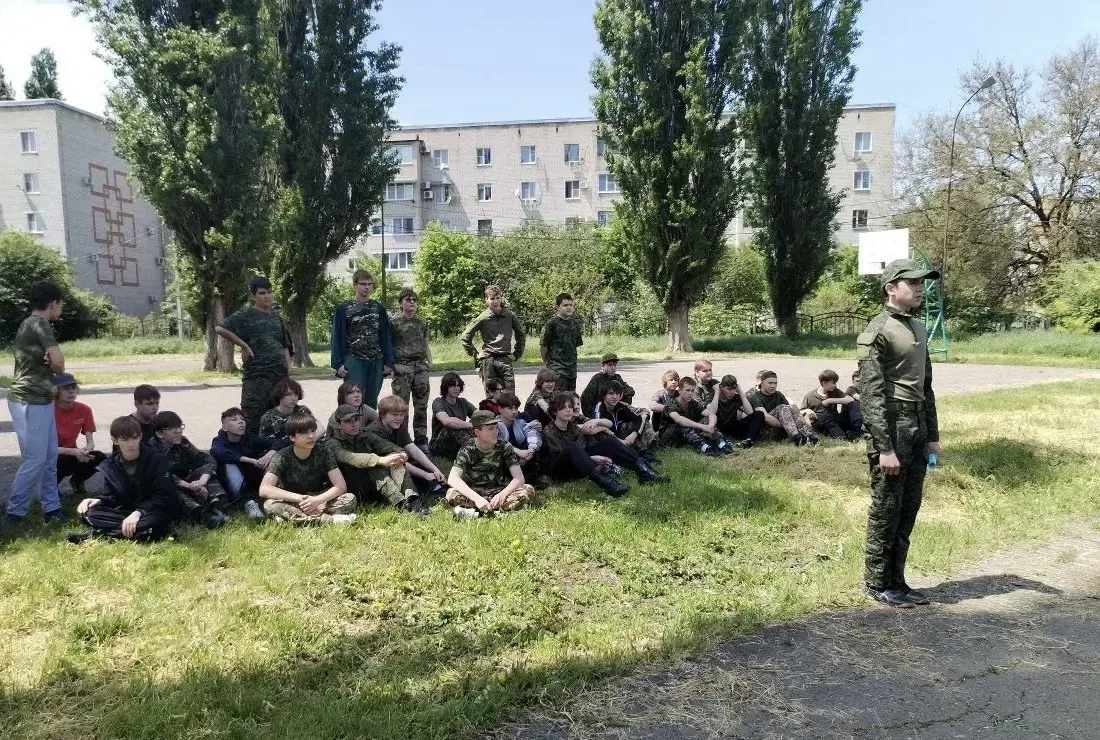 🇷🇺 Учебные сборы для 8-классников: первые шаги в основах защиты Родины!  Сегодня в нашей гимназии ст