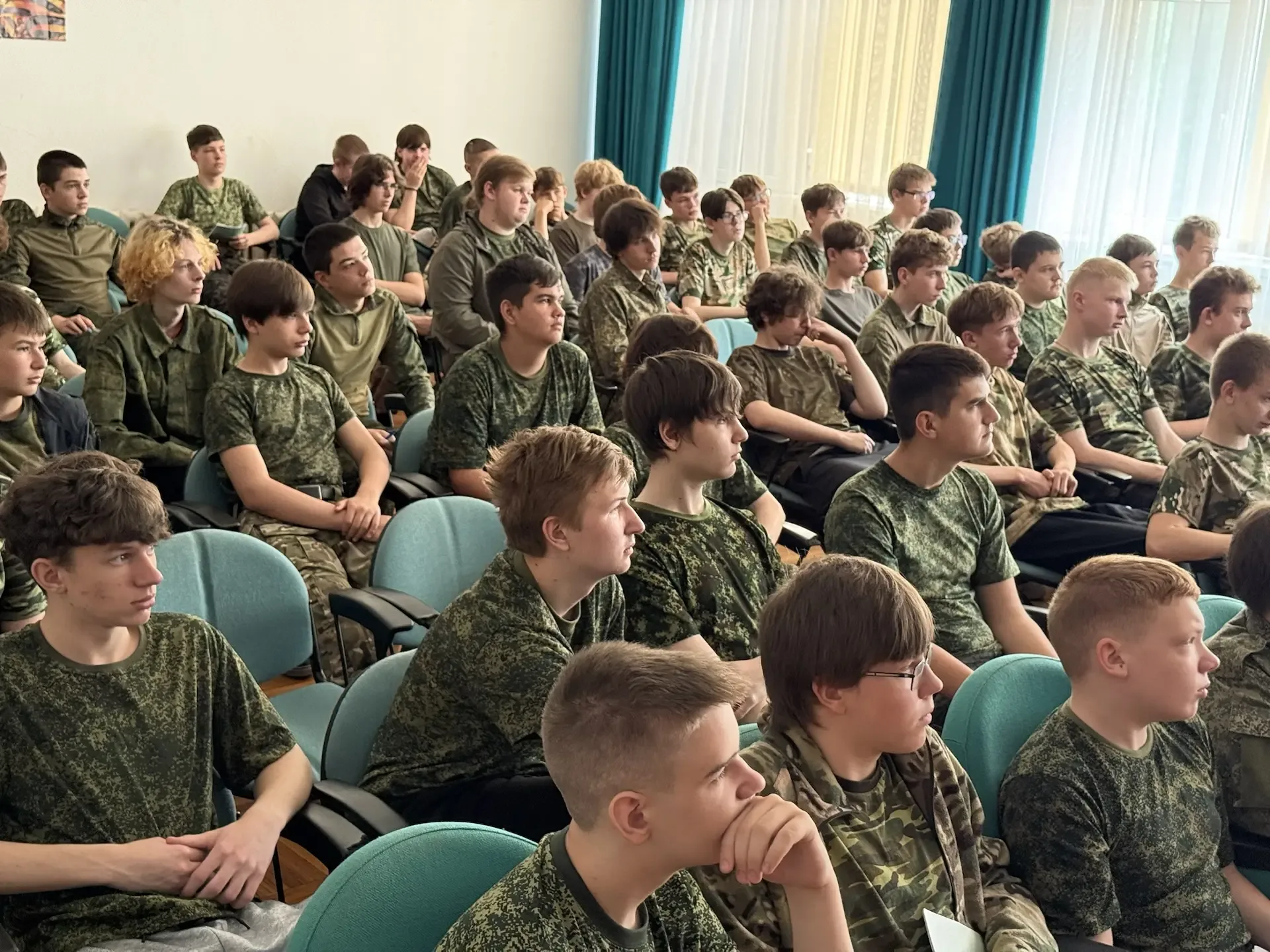 🇷🇺 Учебные сборы для 8-классников: первые шаги в основах защиты Родины!  Сегодня в нашей гимназии ст