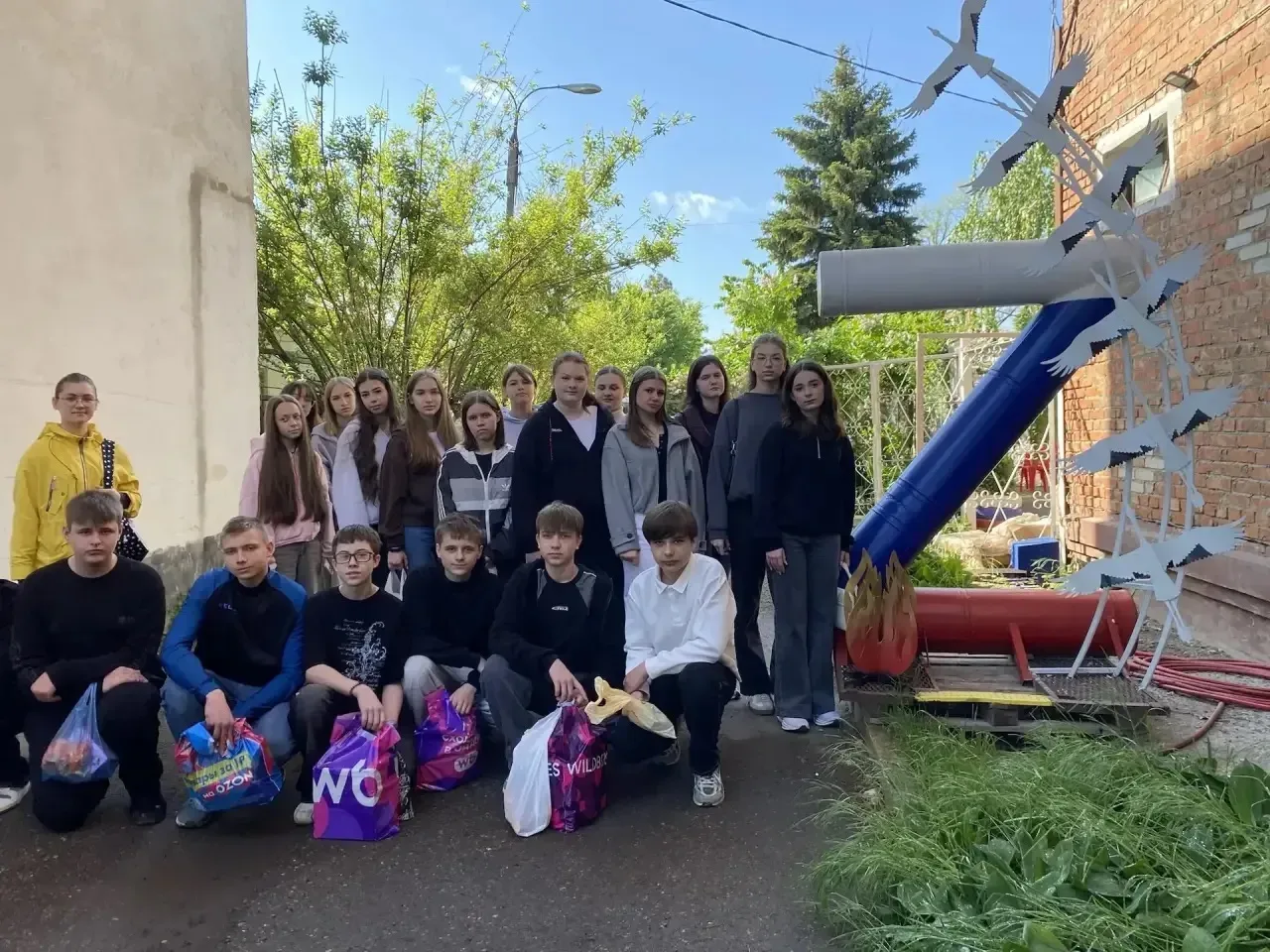 Ребята ✨8б и ✨8в, объединившись, побывали вчера в месте добра и силы💪, в скромном месте, где неравно