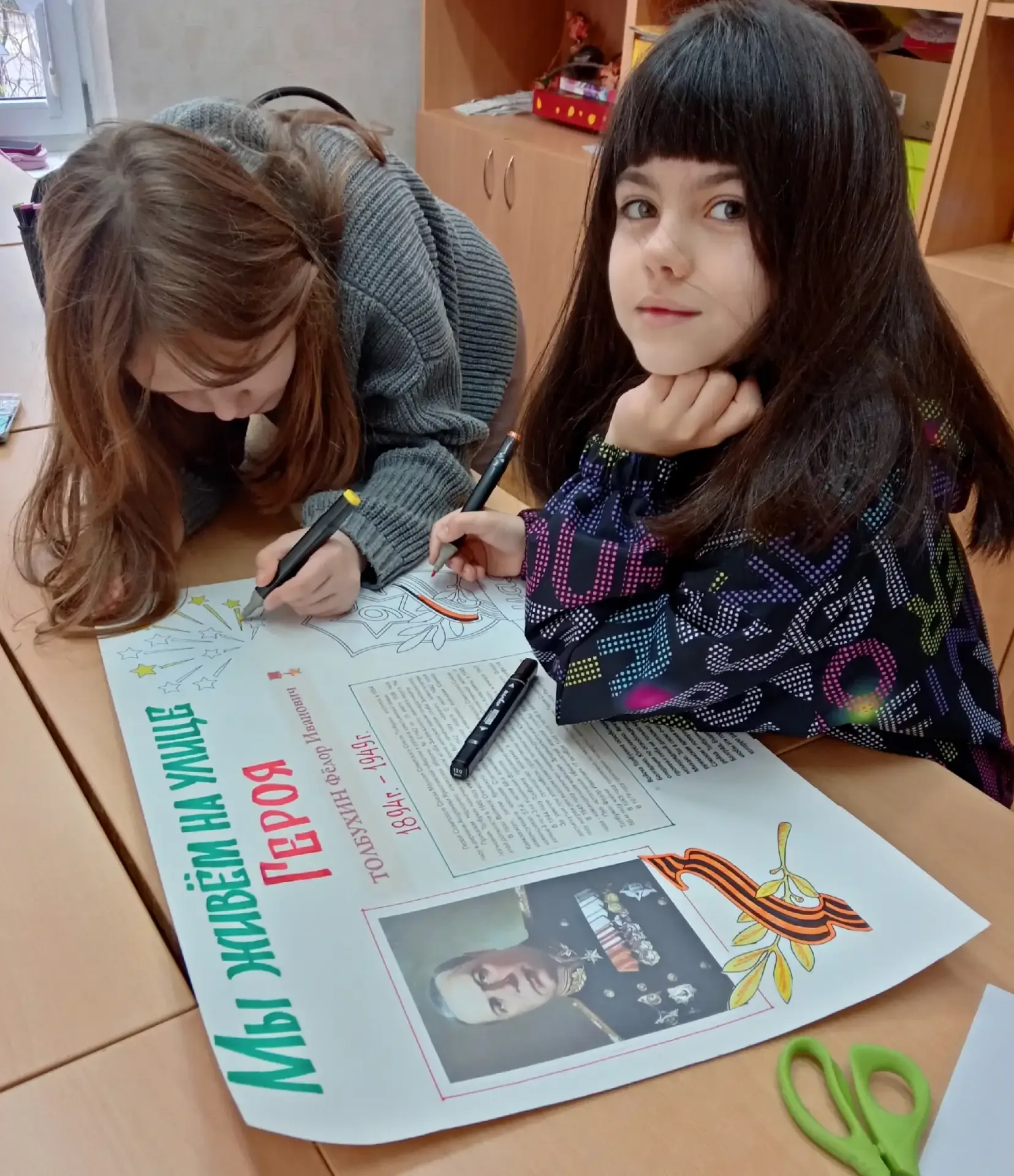 Каждый день мы ходим по знакомым улицам, но что мы знаем о людях, чьим именем названа улица!? Наша к