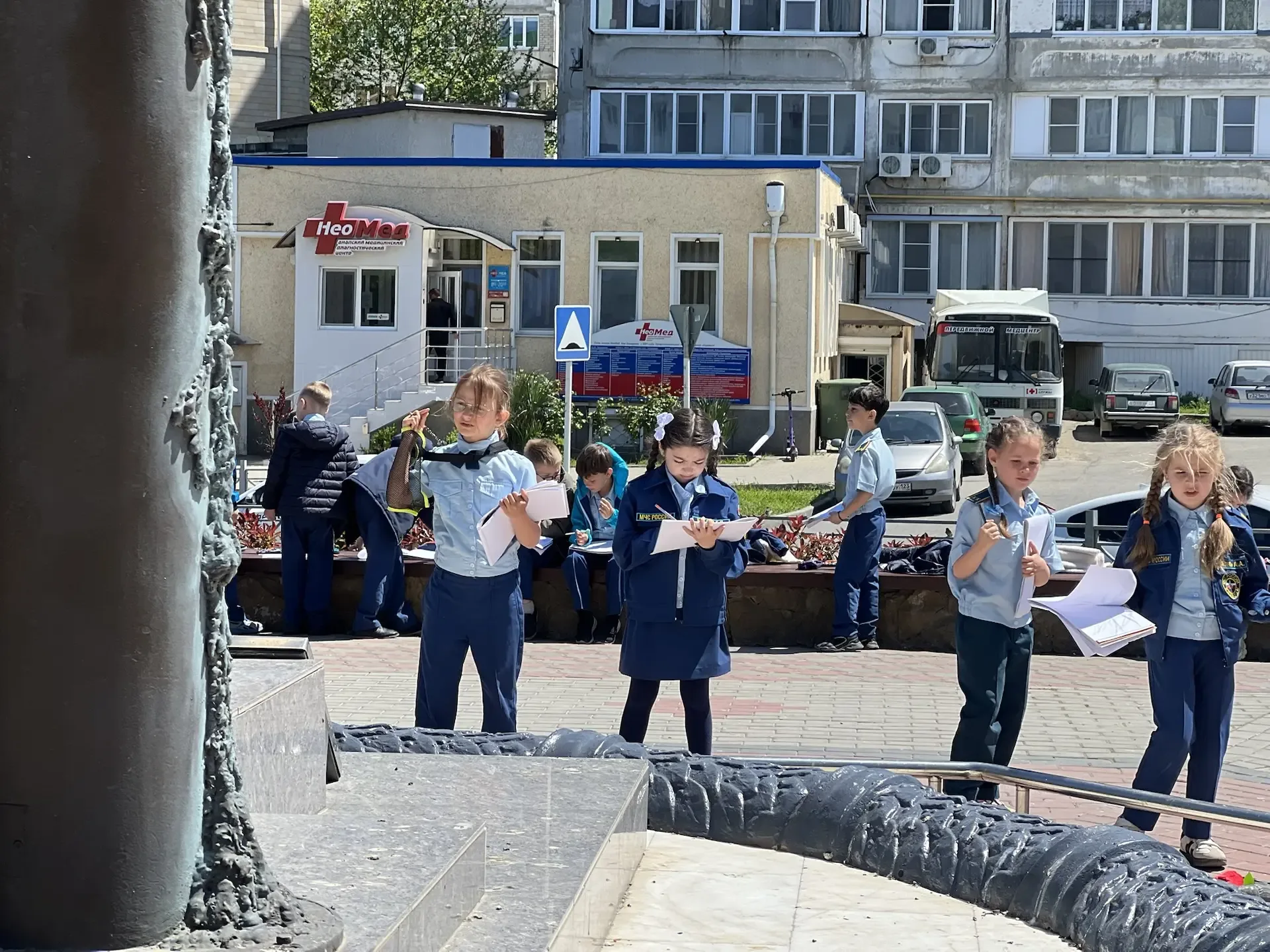 🎨 Мольберты — на газон, урок — к мемориалу!  Первоклассники из 1 «А» доказали, что искусство не терп