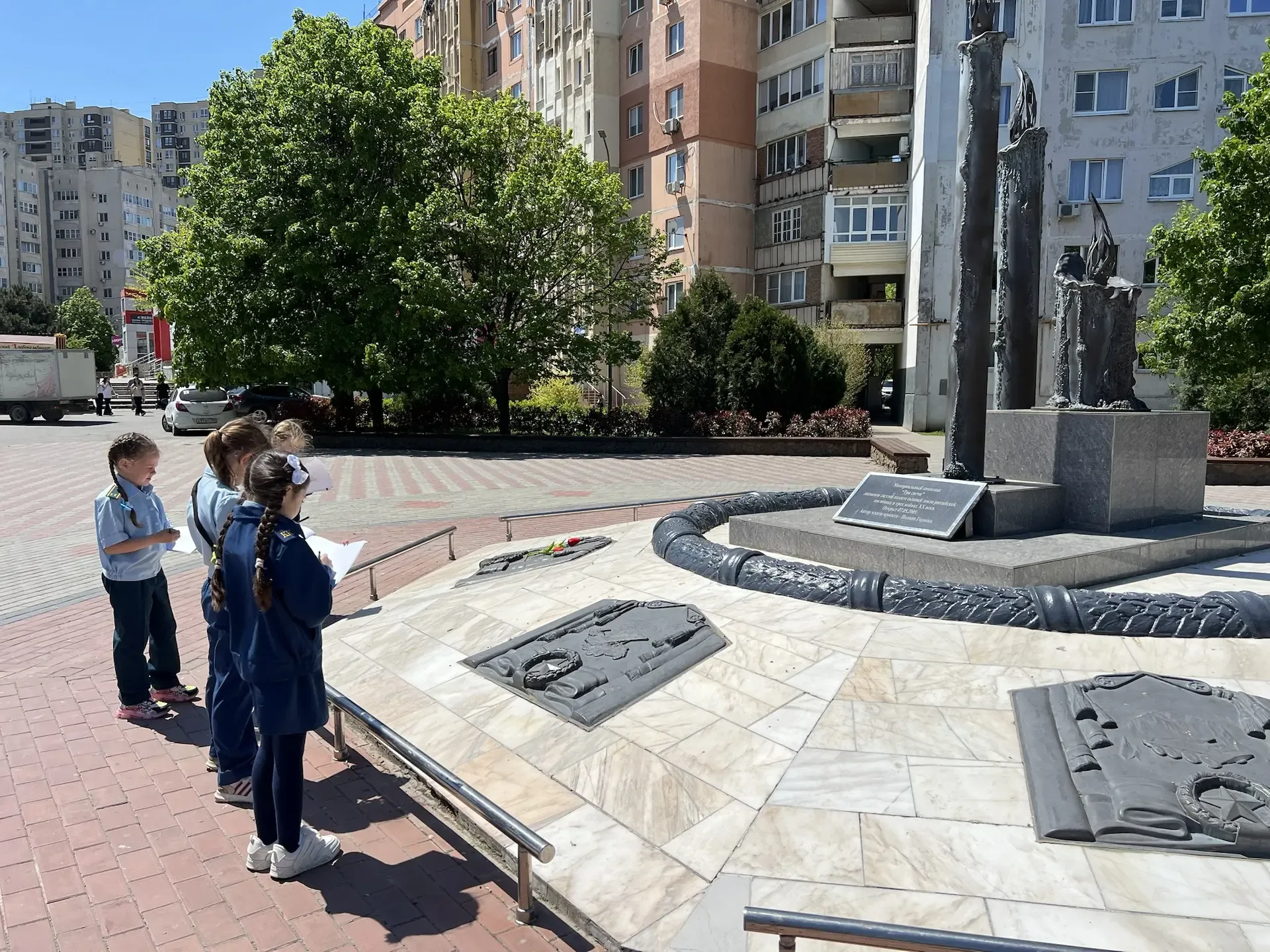 🎨 Мольберты — на газон, урок — к мемориалу!  Первоклассники из 1 «А» доказали, что искусство не терп