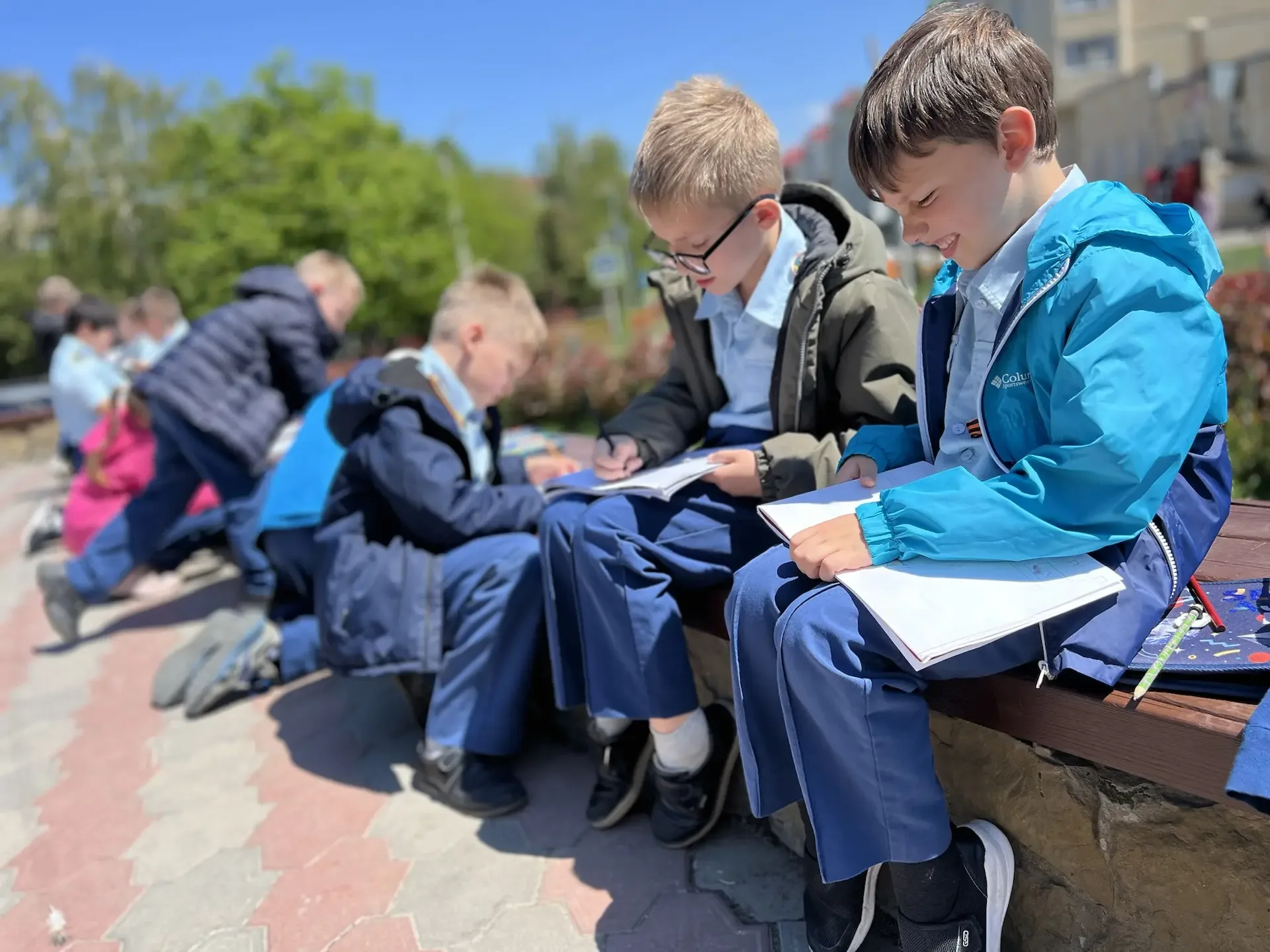 🎨 Мольберты — на газон, урок — к мемориалу!  Первоклассники из 1 «А» доказали, что искусство не терп