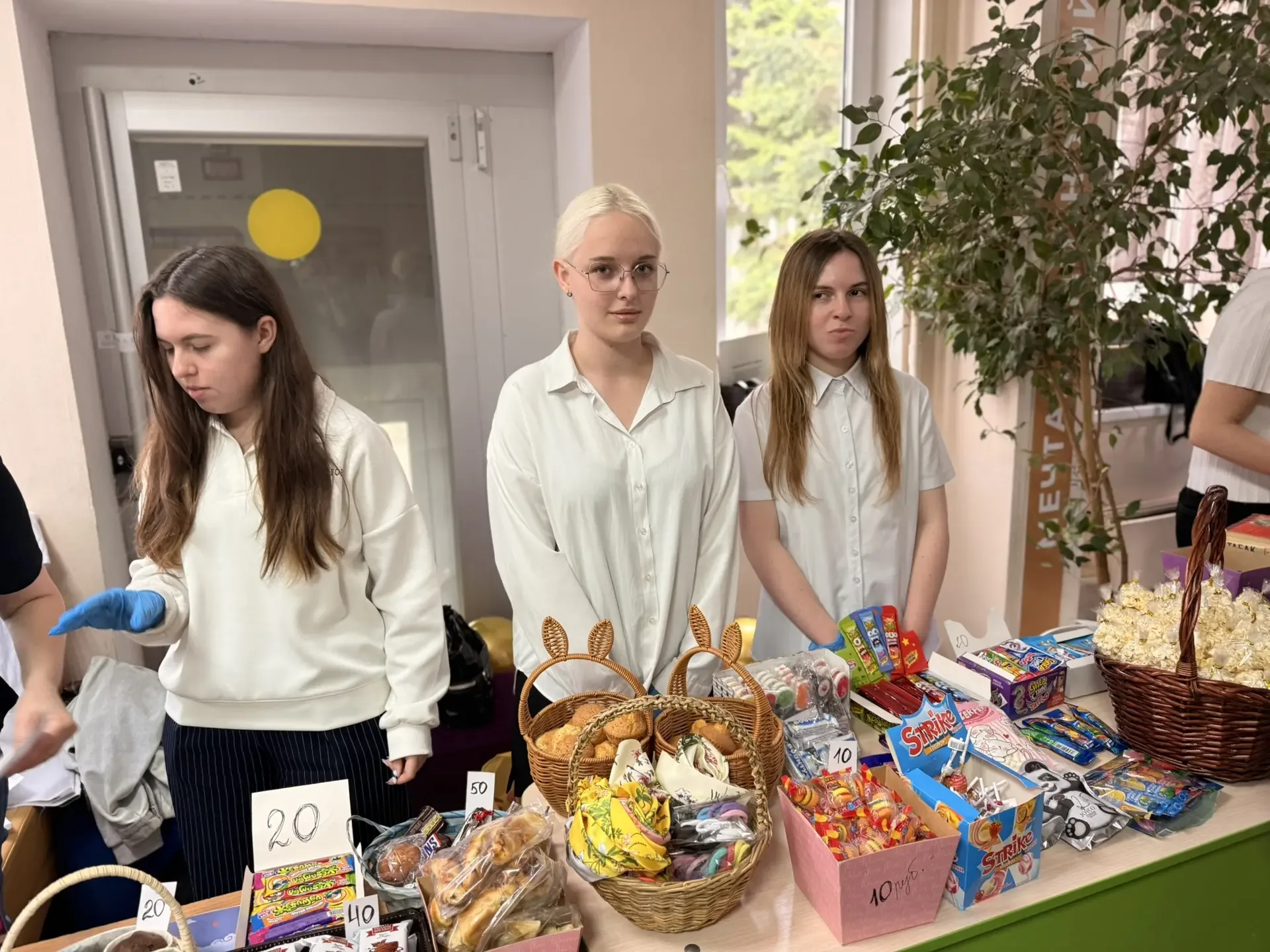 🧡 «Твори добро»: благотворительная ярмарка в СОШ №7 в помощь Феде Кудинову  Друзья, родители, ученик