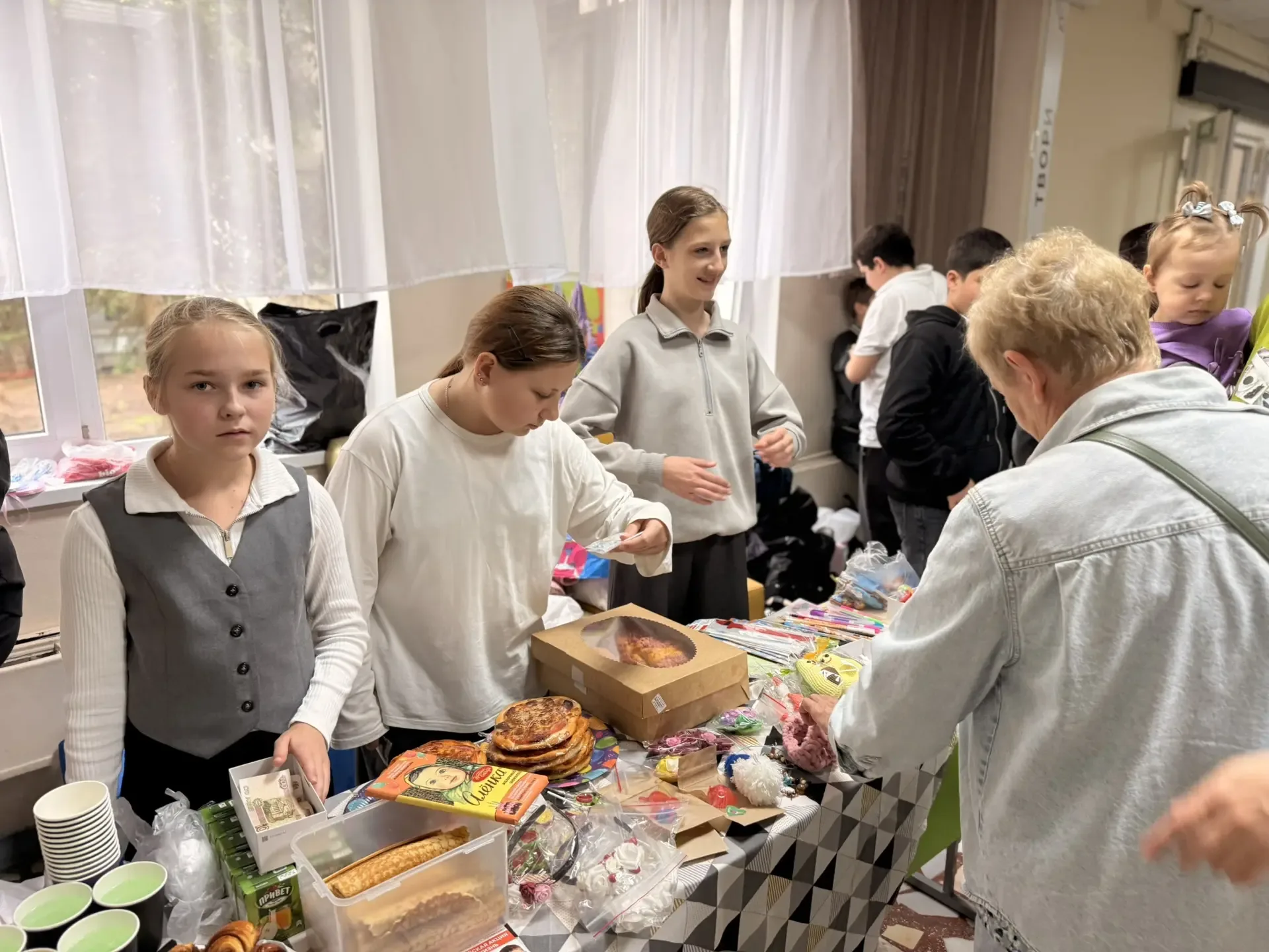 🧡 «Твори добро»: благотворительная ярмарка в СОШ №7 в помощь Феде Кудинову  Друзья, родители, ученик