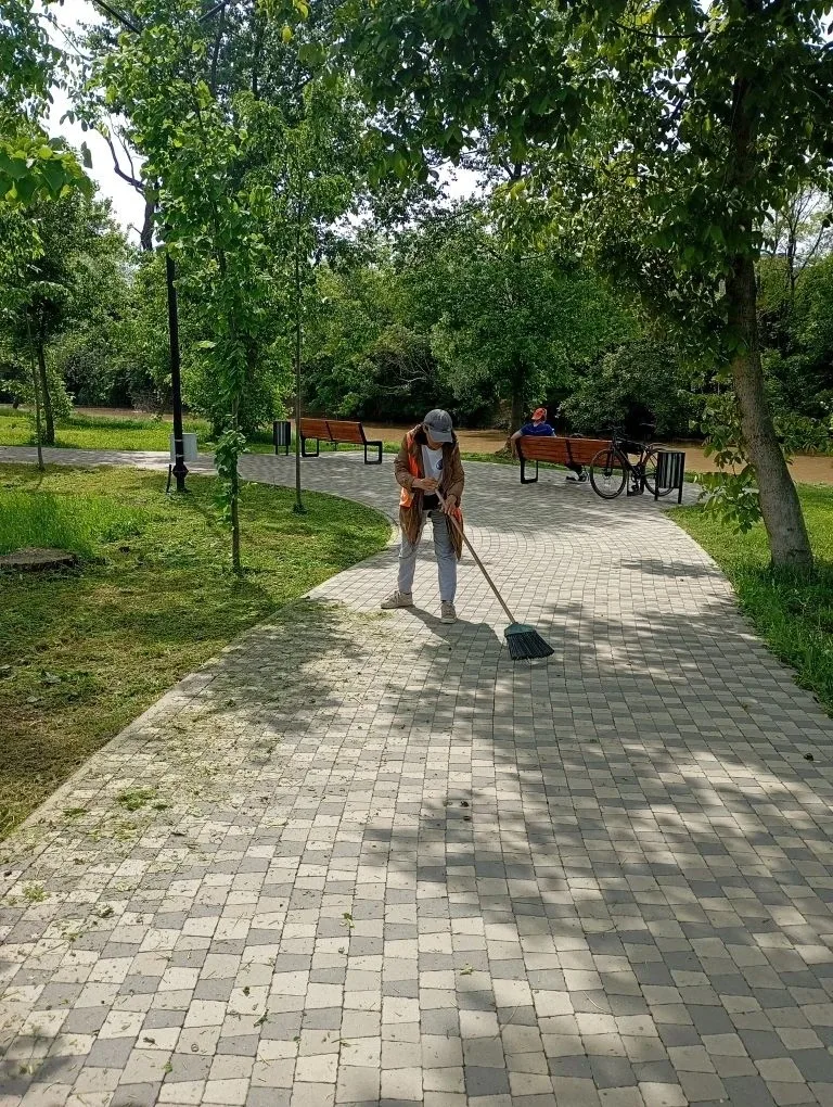 🌿 Спасибо тем, кто делает наш город красивым!    Каждый день сотрудники МКУ «Благоустройство» трудят