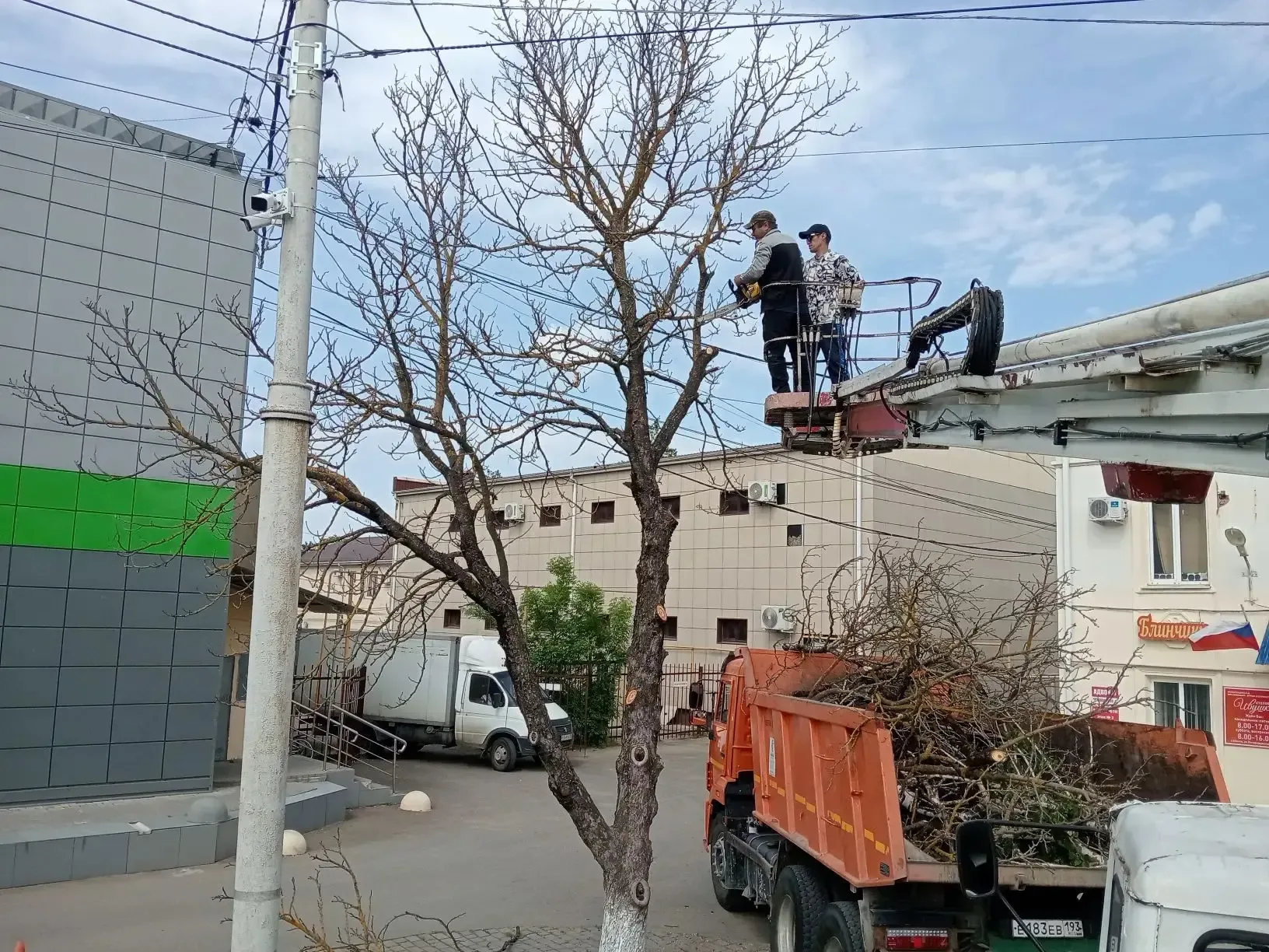 🌿 Спасибо тем, кто делает наш город красивым!    Каждый день сотрудники МКУ «Благоустройство» трудят