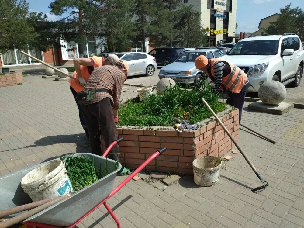 🌿 Спасибо тем, кто делает наш город красивым!    Каждый день сотрудники МКУ «Благоустройство» трудят