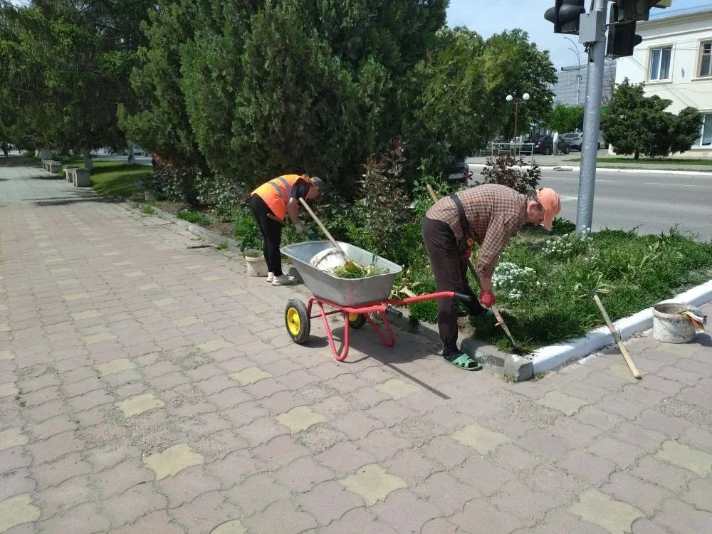 🌿 Спасибо тем, кто делает наш город красивым!    Каждый день сотрудники МКУ «Благоустройство» трудят