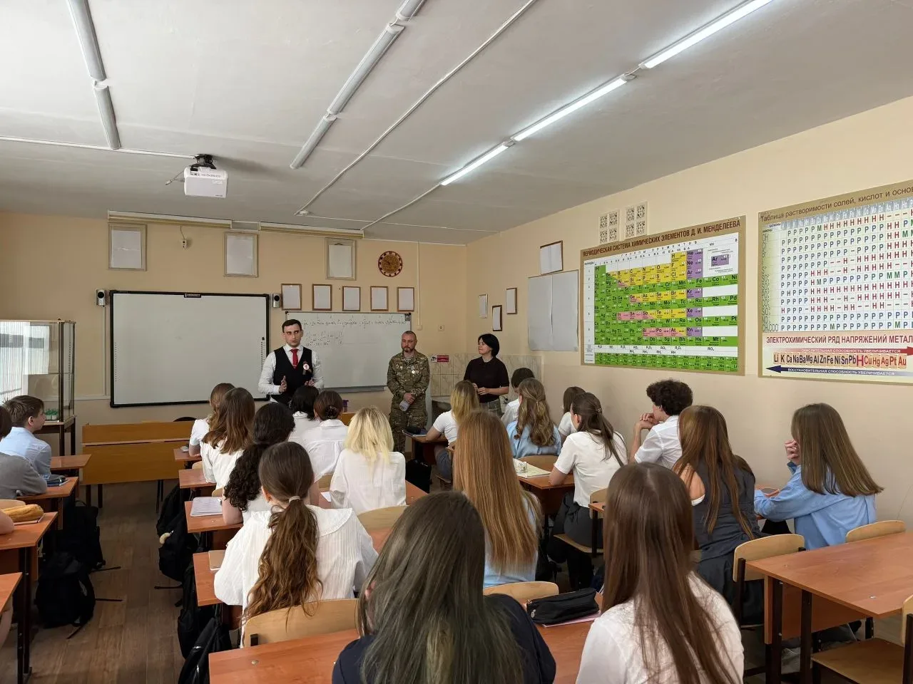 🇷🇺14 мая 2026 года специалисты «Молодежного комплексного центра» совместно с участником СВО, ветеран