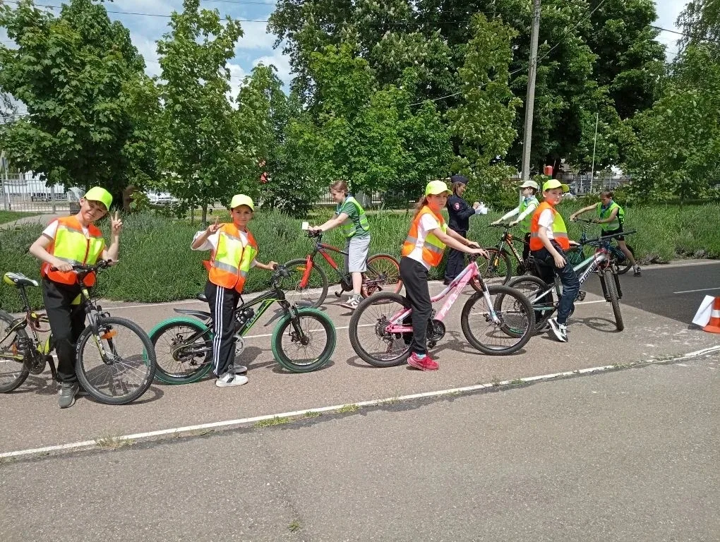 🚴🛞🛴 #БЕЗОПАСНОЕКОЛЕСО  🚲Отряд ЮИД «СИГНАЛ» — в деле!🚲  ✅Сегодня ученики  нашей школы приняли учестие