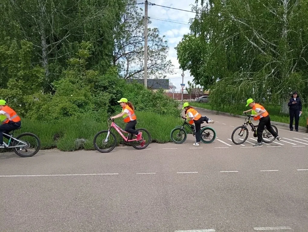 🚴🛞🛴 #БЕЗОПАСНОЕКОЛЕСО  🚲Отряд ЮИД «СИГНАЛ» — в деле!🚲  ✅Сегодня ученики  нашей школы приняли учестие