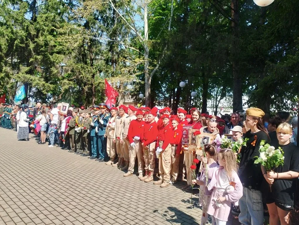 ✅Сегодня  Юнармейцы МАОУ СОШ1  возложили цветы к мемориалу на Аллее Славы у  Кореновской ЦРБ.  🕯 Мин