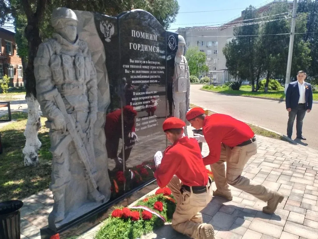 ✅Сегодня  Юнармейцы МАОУ СОШ1  возложили цветы к мемориалу на Аллее Славы у  Кореновской ЦРБ.  🕯 Мин