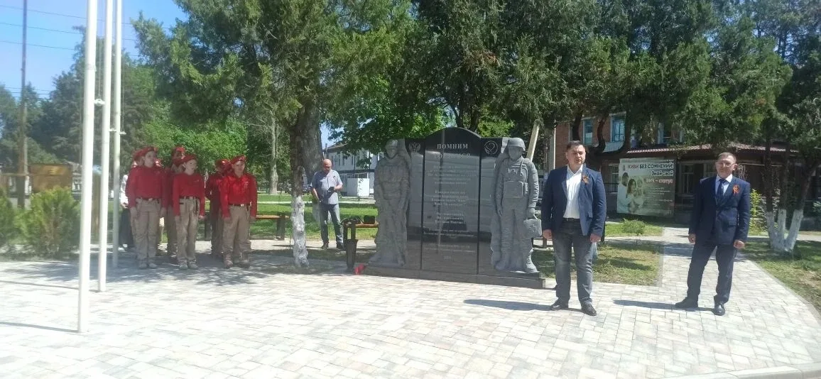 ✅Сегодня  Юнармейцы МАОУ СОШ1  возложили цветы к мемориалу на Аллее Славы у  Кореновской ЦРБ.  🕯 Мин