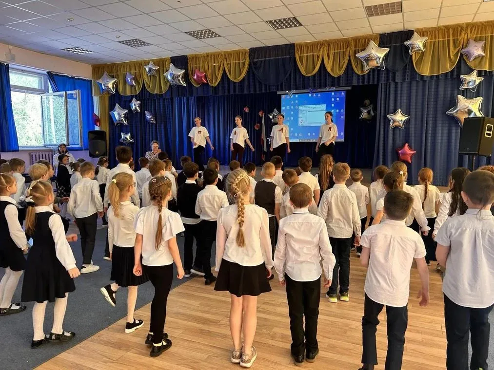 8 мая обучающимися 7«А» класса был проведён танцевальный флешмоб «С песнями Победы!», посвящённый 81