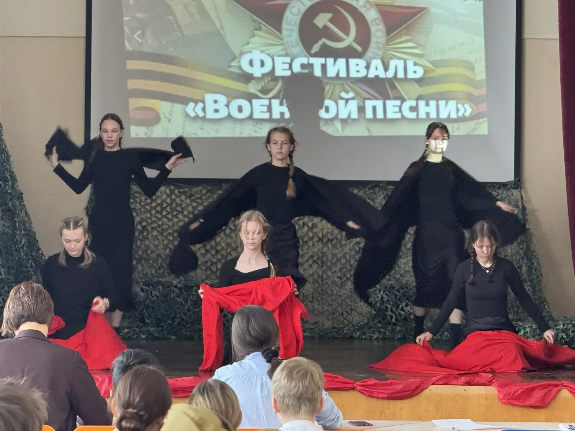 🇷🇺 Песни, ставшие историей  Сегодня в гимназии №8 прошёл конкурс инсценировки военно-патриотической 