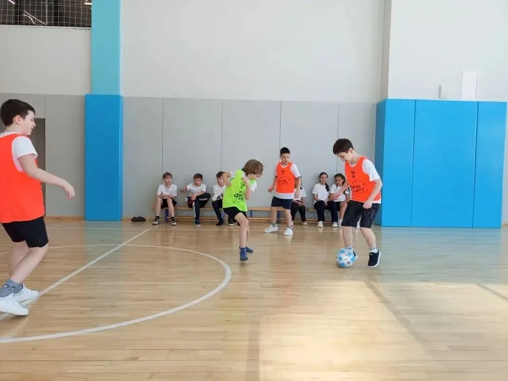🎨⚽ «Мы в игре!» — футбольный праздник в нашей школе   Наша школа ярко и активно присоединилась к мас