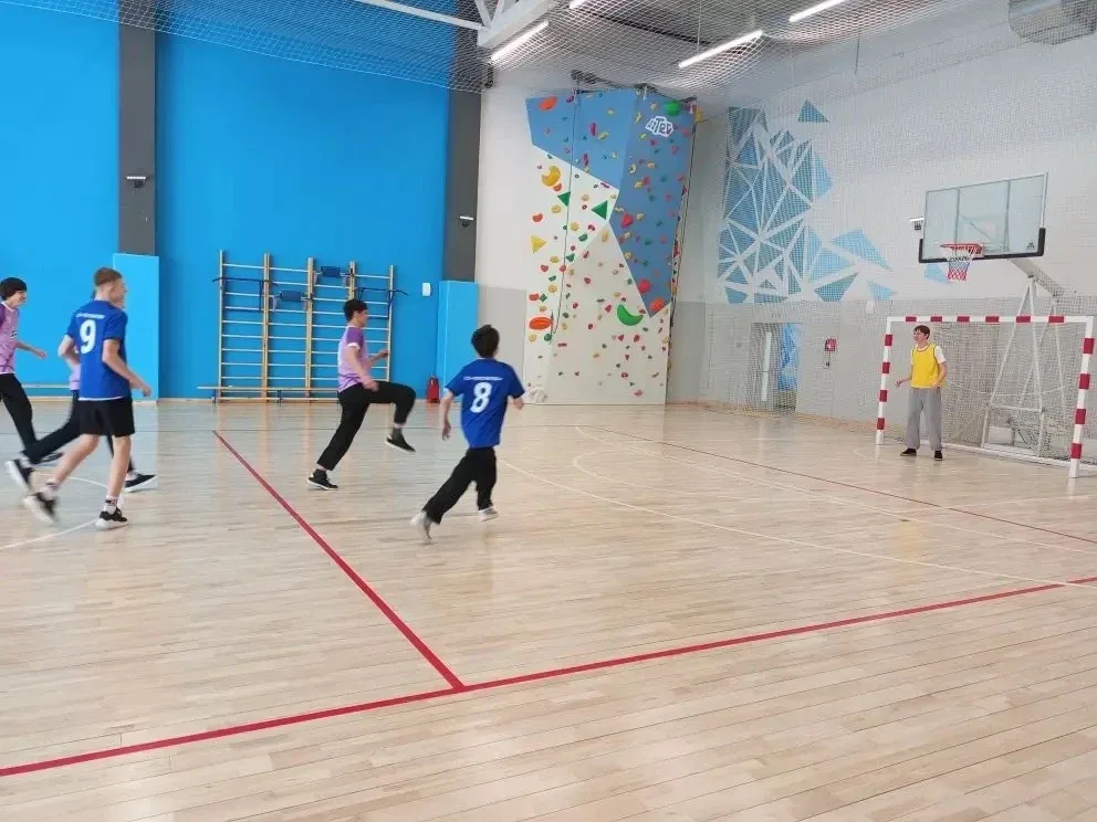 🎨⚽ «Мы в игре!» — футбольный праздник в нашей школе   Наша школа ярко и активно присоединилась к мас