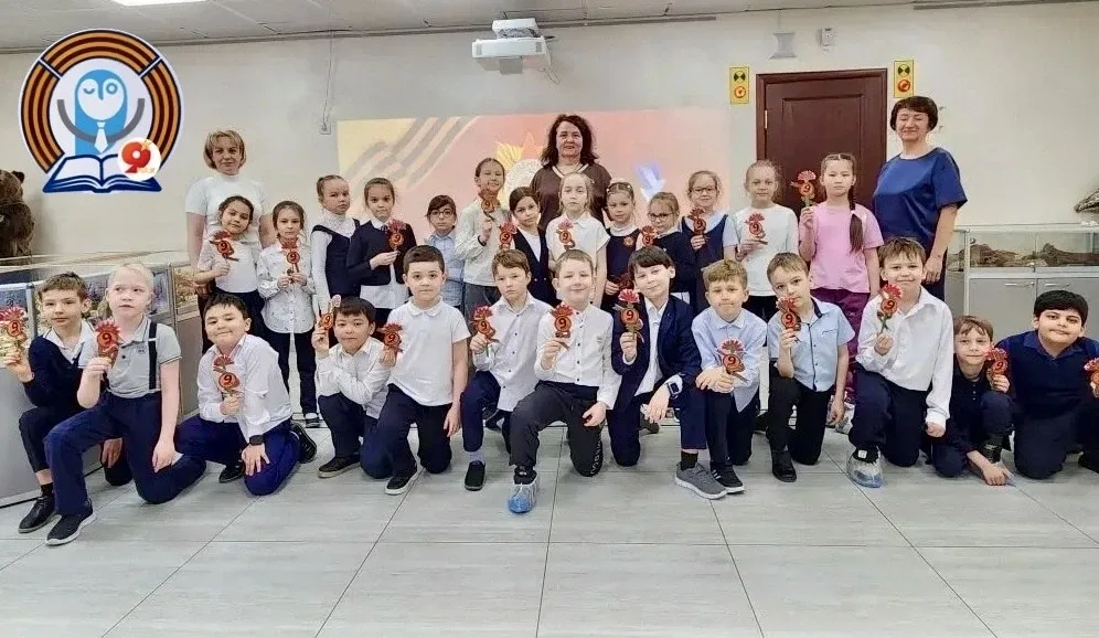 🎖️✨ Мастер-класс ко Дню Победы🎉🎈: учимся помнить через творчество  Ученики 1 «А» класса вместе с кла
