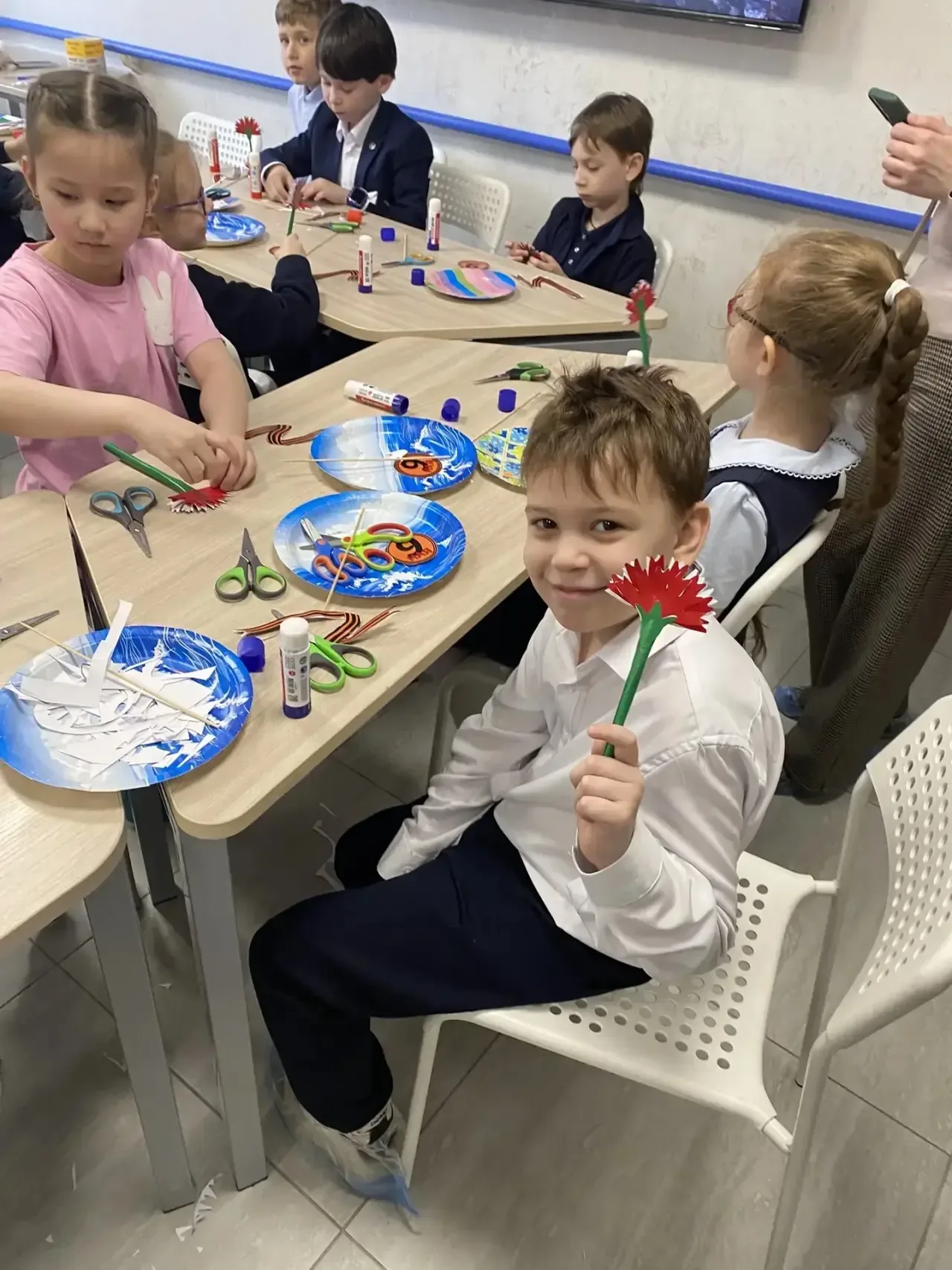 🎖️✨ Мастер-класс ко Дню Победы🎉🎈: учимся помнить через творчество  Ученики 1 «А» класса вместе с кла