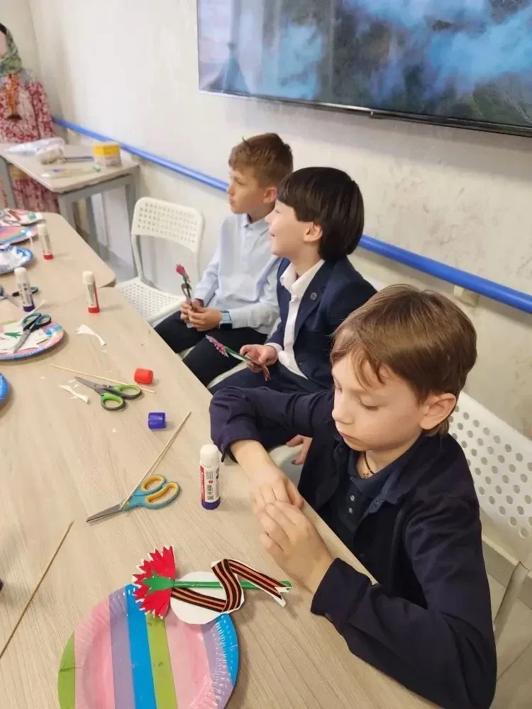 🎖️✨ Мастер-класс ко Дню Победы🎉🎈: учимся помнить через творчество  Ученики 1 «А» класса вместе с кла