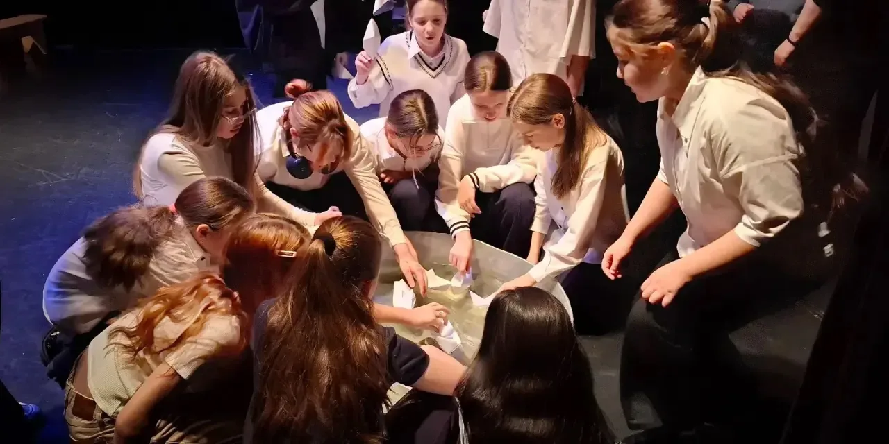 🎭✨ 5 «Б» отправился в путешествие в мир театра!  Учащиеся 5 «Б» класса вместе с классным руководител