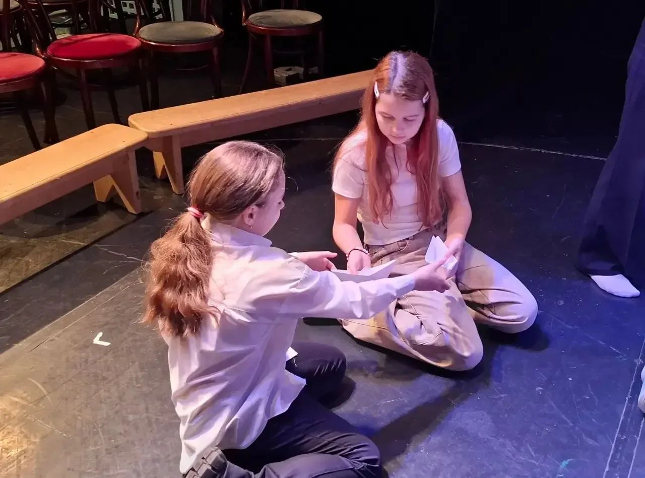 🎭✨ 5 «Б» отправился в путешествие в мир театра!  Учащиеся 5 «Б» класса вместе с классным руководител