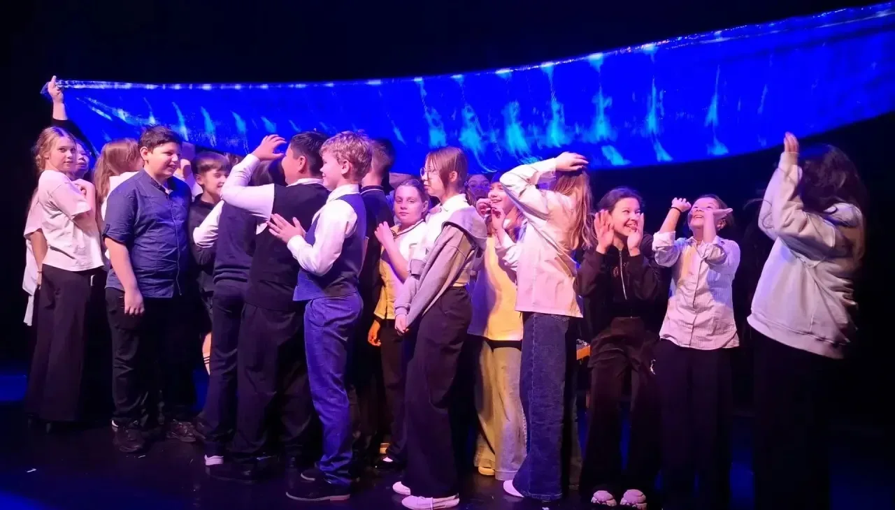 🎭✨ 5 «Б» отправился в путешествие в мир театра!  Учащиеся 5 «Б» класса вместе с классным руководител