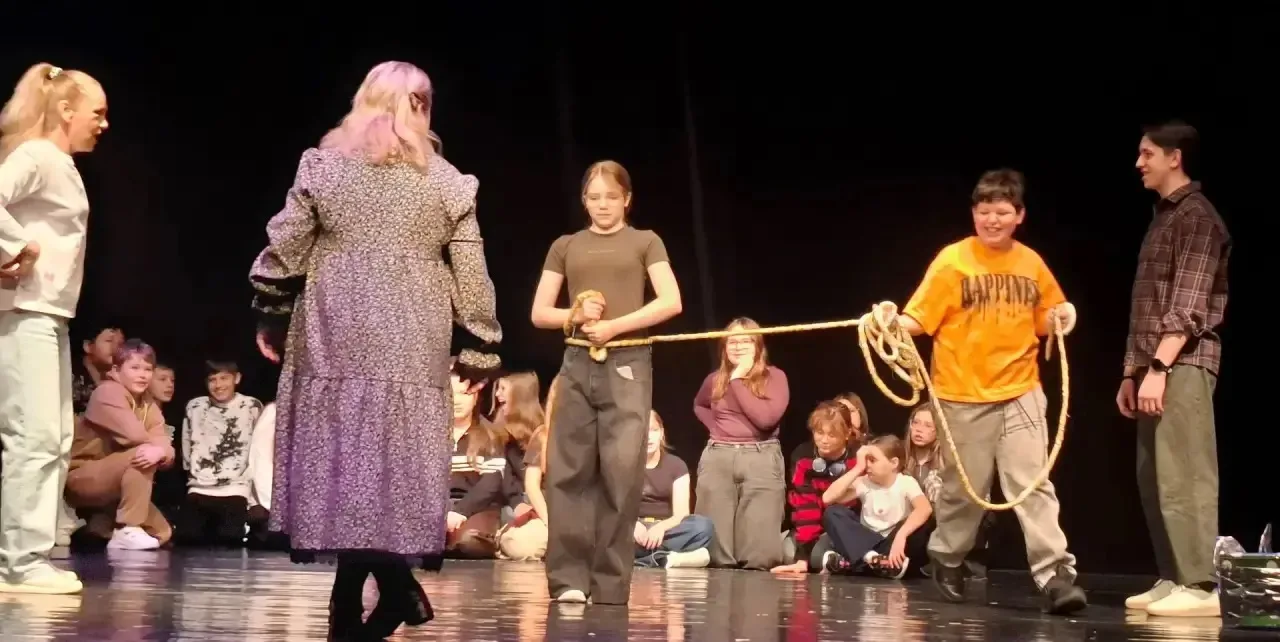 🎭✨ 5 «Б» отправился в путешествие в мир театра!  Учащиеся 5 «Б» класса вместе с классным руководител