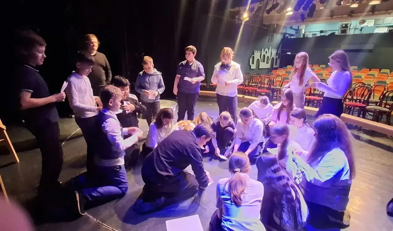 🎭✨ 5 «Б» отправился в путешествие в мир театра!  Учащиеся 5 «Б» класса вместе с классным руководител