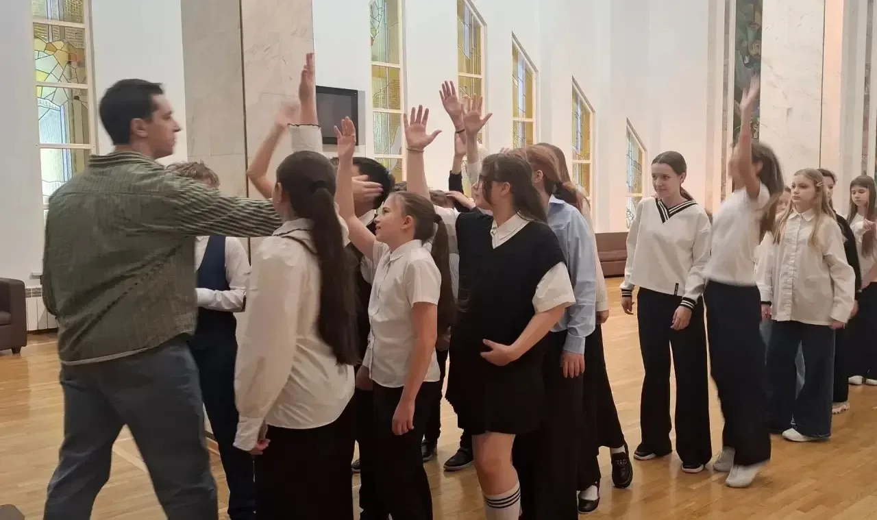 🎭✨ 5 «Б» отправился в путешествие в мир театра!  Учащиеся 5 «Б» класса вместе с классным руководител