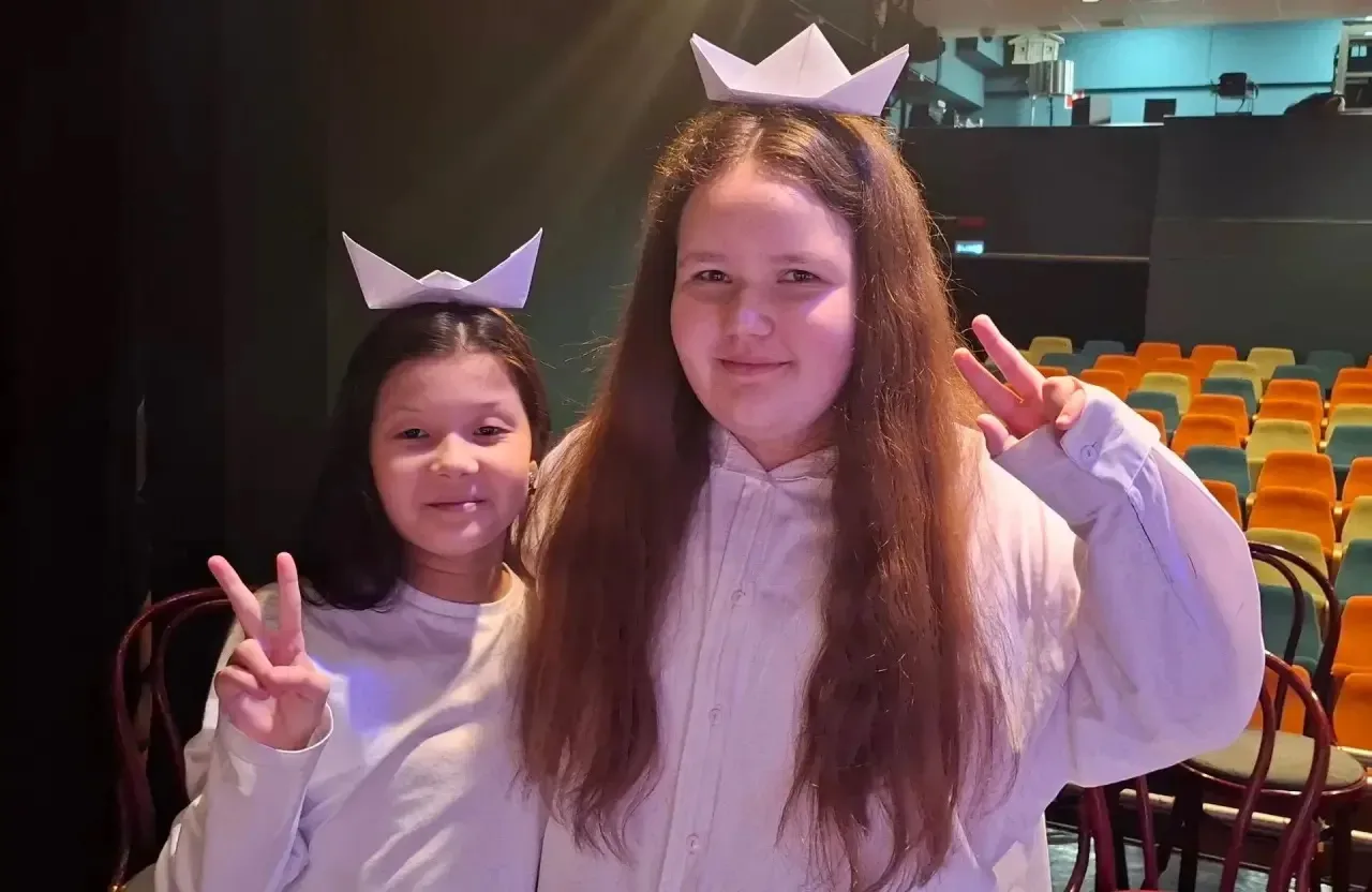 🎭✨ 5 «Б» отправился в путешествие в мир театра!  Учащиеся 5 «Б» класса вместе с классным руководител