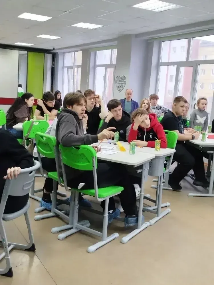 🎬✨ Семейный мульт-квиз: финал учебного года с улыбками! 🎶👨‍👩‍👧‍👦  Для родителей и учащихся 8 «А» кла