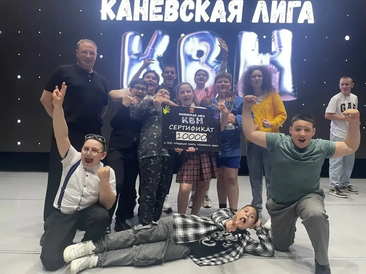 🎉 Весенний кубок смеха: финал!  Сегодня в Каневском РДК гремел финал Каневской лиги КВН. На сцене со