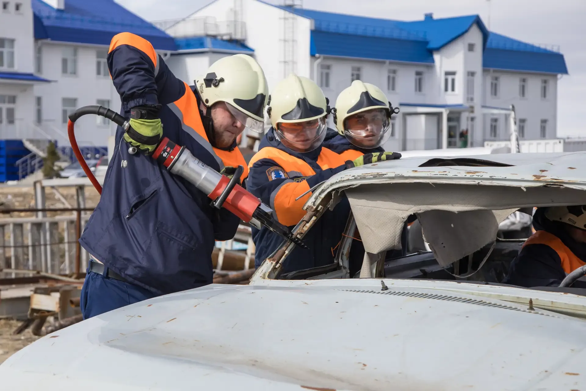 В Салехарде прошли учения по ликвидации последствий дорожно-транспортного происшествия. Мероприятие 