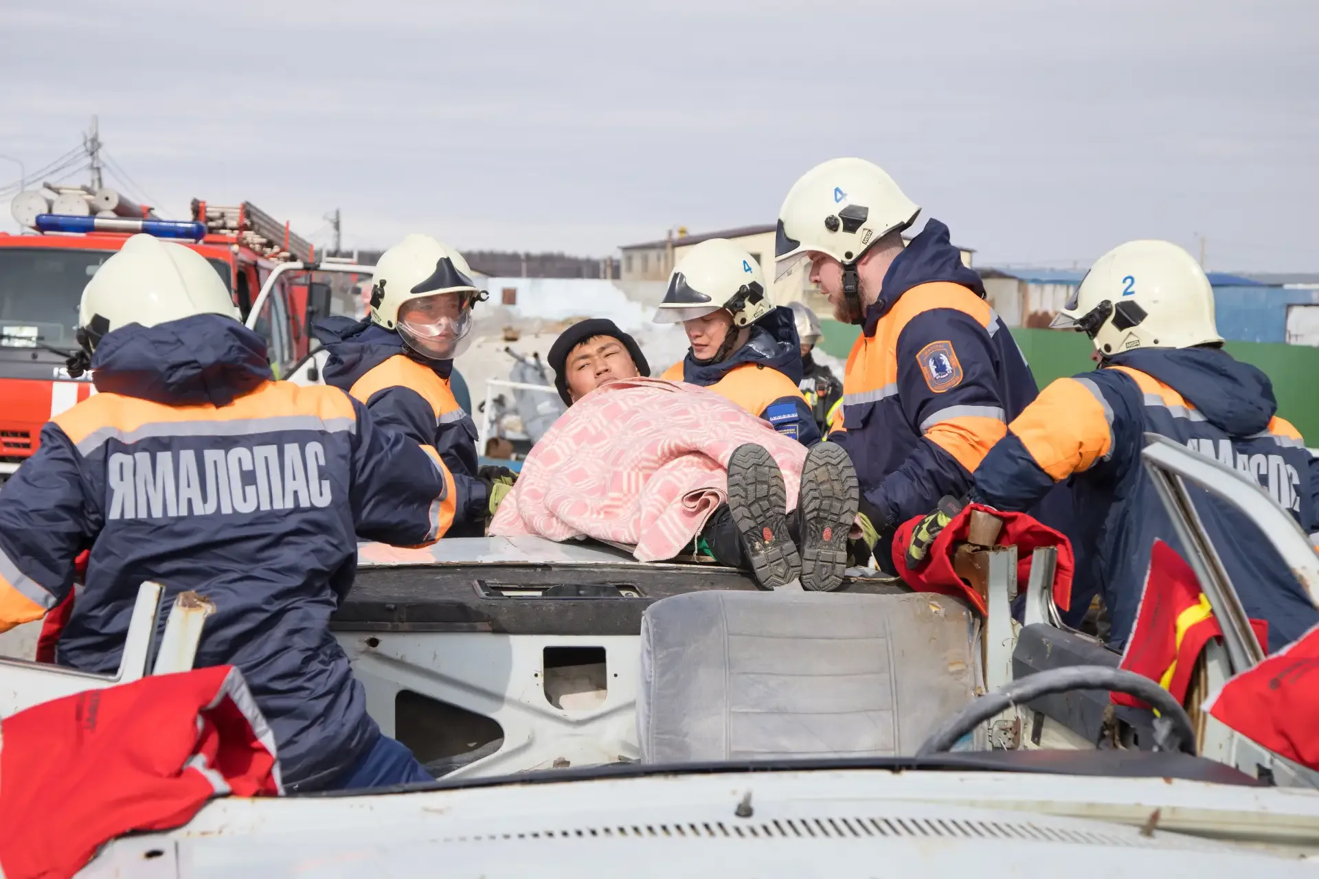 В Салехарде прошли учения по ликвидации последствий дорожно-транспортного происшествия. Мероприятие 