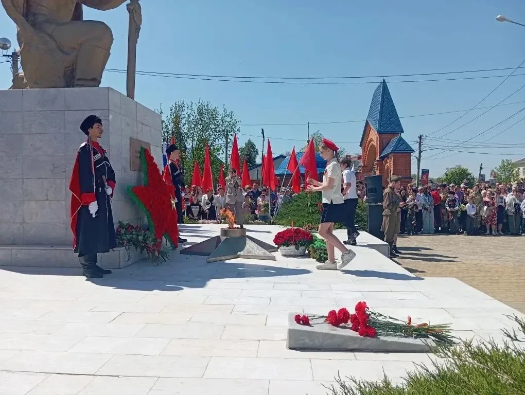 Сегодня ученики и коллектив школы приняли участие в митинге, посвящённом 81 годовщине Победы  в Вели