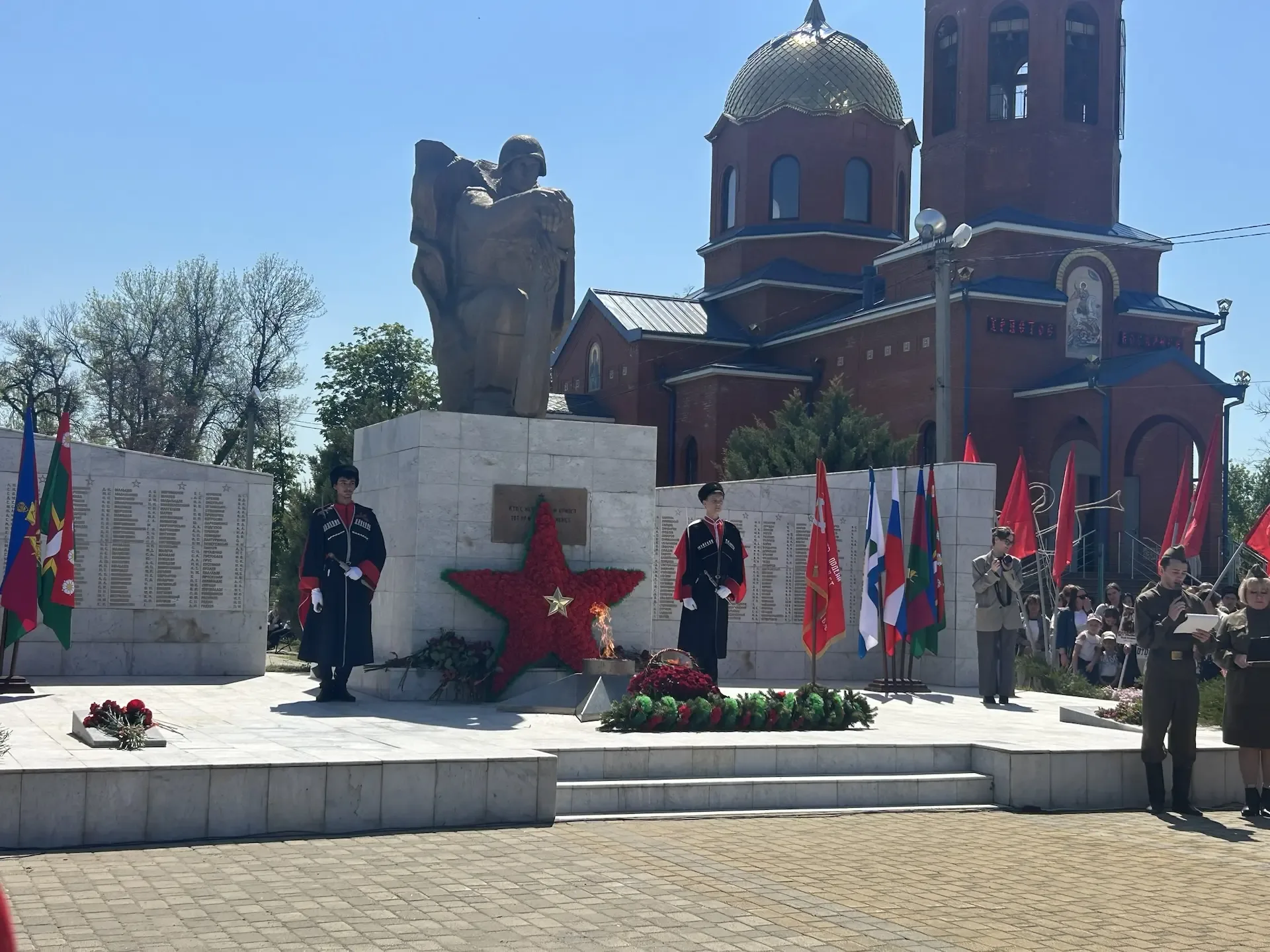 Сегодня ученики и коллектив школы приняли участие в митинге, посвящённом 81 годовщине Победы  в Вели